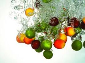 Ovocný peeling s ovocnými kyselinami, vďaka ktorému sa obnovia kožné bunky