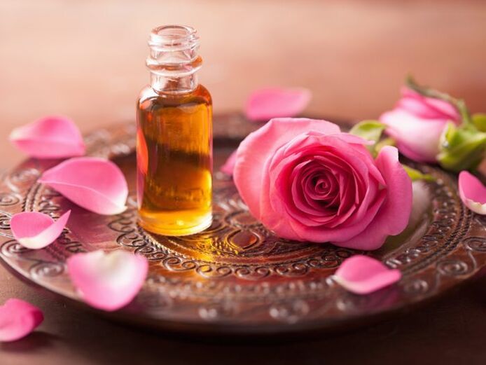Ružový olej môže byť obzvlášť prospešný pre obnovu kožných buniek. 